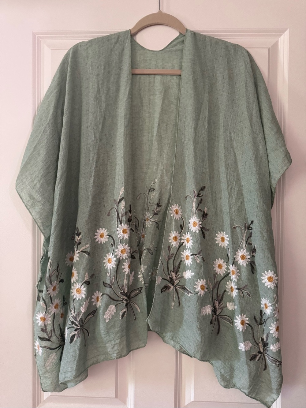 Boutique Daisy Embroidered Kimono